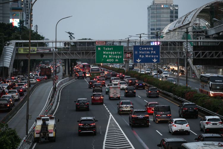 Lalu lintas kendaraan di Tol Dalam Kota Jakarta tampak padat pada jam pulang kerja di hari ketiga pemberlakuan pembatasan sosial berskala besar (PSBB) tahap dua, Rabu (16/9/2020). Pembatasan kendaraan bermotor melalui skema ganjil genap di berbagai ruas Ibu Kota resmi dicabut selama PSBB tahap dua.