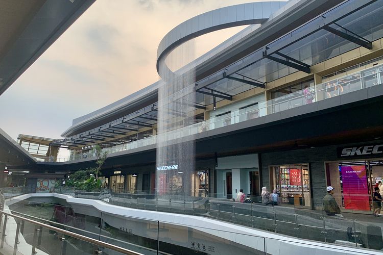 Jakarta Premium Outlets merupakan pusat perbelanjaan baru yang terletak di Jalan Jalur Sutera Boulevard Nomor 41, Alam Sutera, Tangerang, Banten. Mal ini menawarkan 150 jenama lokal dan internasional, meliputi toko pakaian, sepatu, kacamata, perlengkapan dapur, kebutuhan anak, peralatan bertualang, hingga kafe dan restoran.