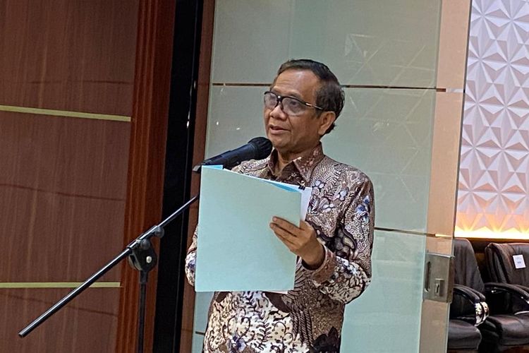 Menteri Koordinator Bidang Politik, Hukum, dan Keamanan (Menko Polhukam) Mahfud MD saat konferensi pers pembentukan satgas TPPU di Kantor Kemenko Polhukam, Jakarta, Rabu (3/5/2023).