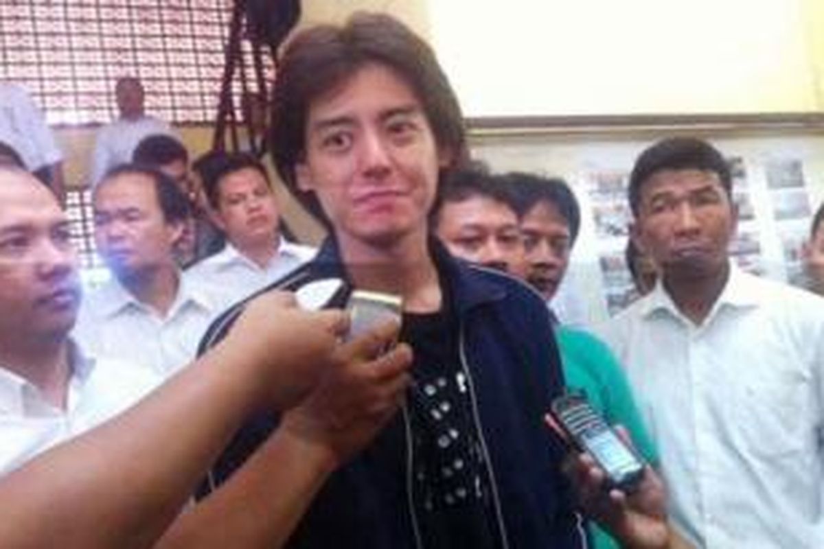 Roger Danuarta sesaat usai diperiksa di Mapolsek Pulo Gadung, Jakarta Timur, Senin (17/2/2014). Roger ditemukan sakaw di kawasan Kayu Putih. 
