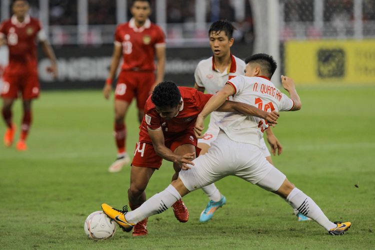 Pemain timnas Indonesia, Asnawi Mangkualam Bahar berebut bola dengan pemain timnas Vietnam, Nguyen Quang Hai pada leg pertama semifinal Piala AFF 2022 di Stadion Utama Gelora Bung Karno (SUGBK), Jakarta, Jumat (6/1/2023). Pertandingan ini berakhir dengan skor 0-0.