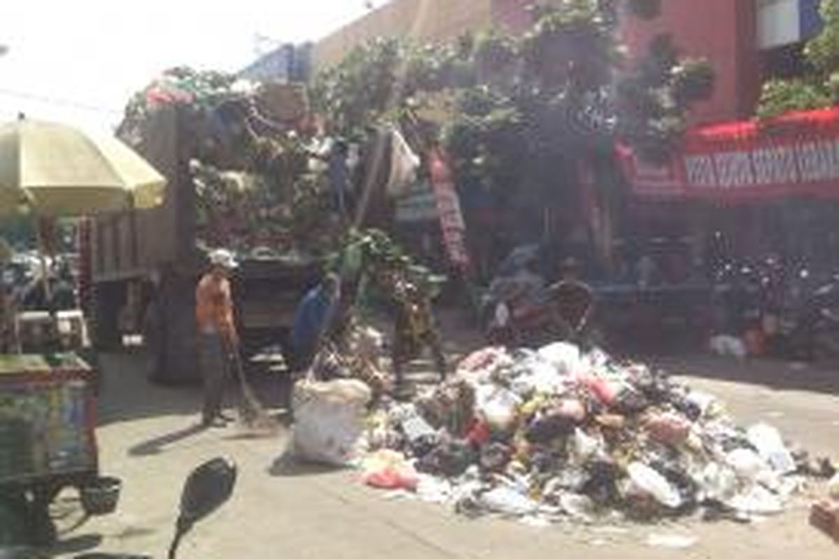 Sampah menumpuk di tengah Pasar Kebayoran Lama, Jakarta Selatan, Jumat (26/7/2013). Sampah ini menumpuk karena truk sampah tidak datang tepat waktu akibat terjebak kemacetan di Bantar Gebang, Bekasi. 