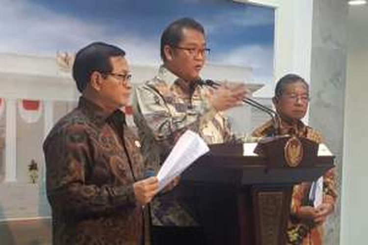 (ki-ka) Sekretaris Kabinet Pramono Anung, Menkominfo Rudiantara dan Menko Perekonimian Damin Nasution, saat mengumumkan Peta Jalan E-commerce Indonesia di Instana Kepresidenan, Kamis (10/11/2016)