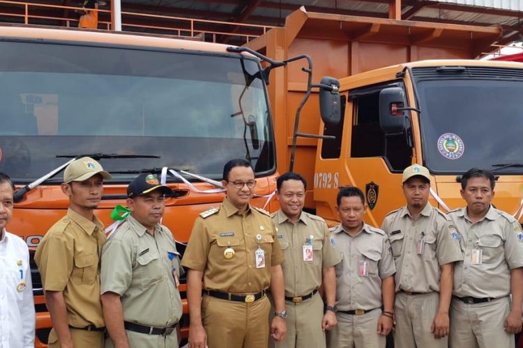 Pemprov DKI memberikan truk sampah ke Pemkot Bekasi di TPST Bantargebang, Selasa (15/1/2019).