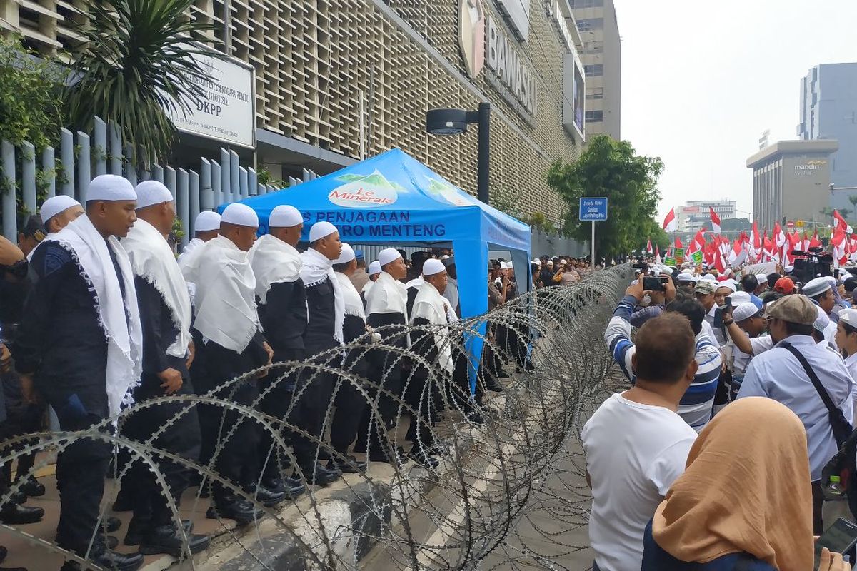 Barisan brimob berserban di Bawaslu berhadapan dengan massa aksi pada Jumat (10/5/2019).