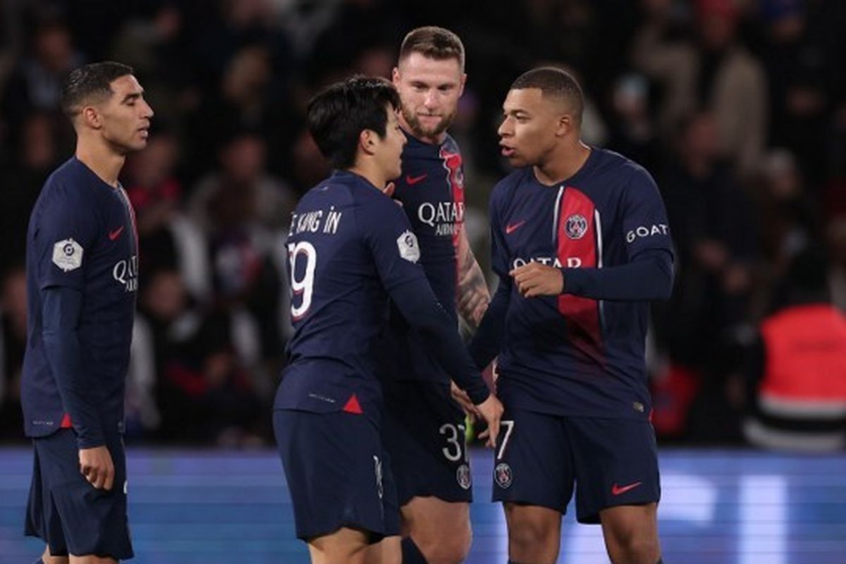 Gelandang PSG, Lee Kang-in, berselebrasi bersama Kylian Mbappe dalam lanjutan Liga Perancis 2023-2024 yang mempertemukan PSG vs Montpellier di Stadion Parc des Princes pada 3 November 2023. (Foto oleh FRANCK FIFE / AFP)
