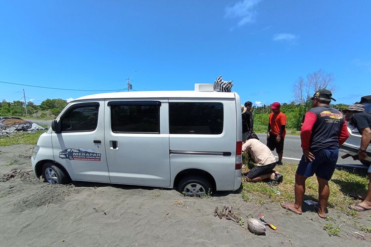 Ban mobil Daihatsu Gran Max yang digunakan oleh tim Merapah Trans-Jawa 2024 terjebak dalam pasir