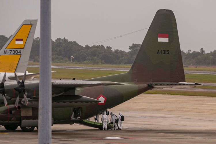 Petugas medis bersiap di pesawat C-130 sebelum terbang menuju Ranai Natuna untuk mengawal sebanyak 245 WNI yang dievakuasi dari Kota Wuhan China di Bandara Hang Nadim, Batam, Kepulauan Riau, Minggu (2/2/2020). WNI yang dievakuasi dari Wuhan tersebut kemudian diterbangkan kembali menuju Ranai, Natuna untuk menjalani observasi. ANTARA FOTO/M N Kanwa/aww.