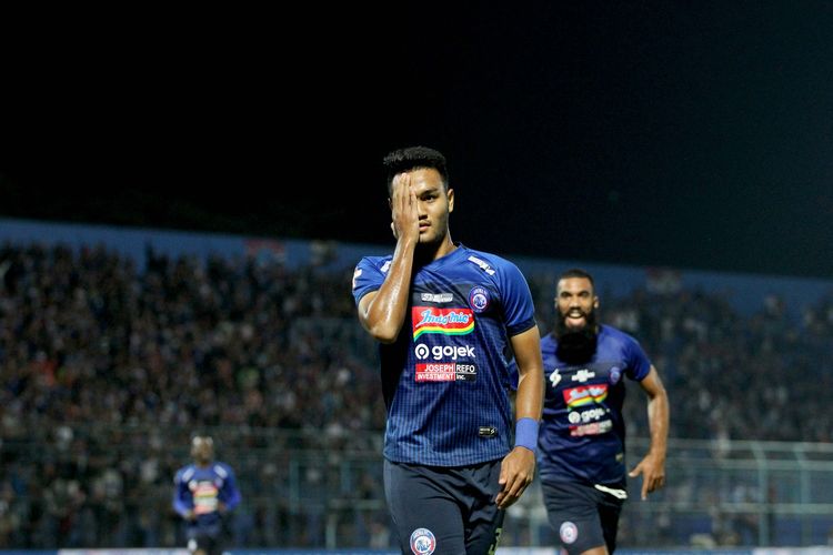 Pemain Arema FC, M Rafli mencetak gol kedua seusai menggantikan Dedik Setiawan pada Pekan 22 Liga 1 2019 saat melawan PSM Makassar dengan skor akhir 2-0 di Stadion Kanjuruhan Kabupaten Malang, Jawa Timur, Rabu (02/10/2019) malam.