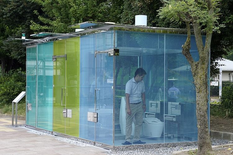 Toilet umum transparan di Taman Komunitas Haru-no-Ogawa, Jepang.