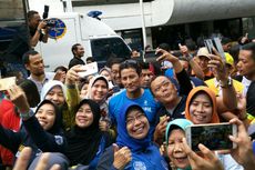 Senam Bersama, Sandiaga Diserbu Pegawai Pemprov untuk Foto Bareng