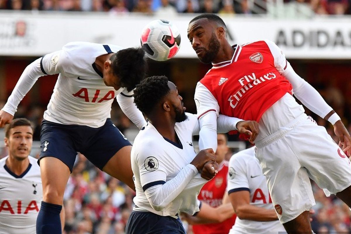 Son Heung-min berduel dengan Alexandre Lacazette dalam laga Arsenal vs Tottenham Hotspur di Stadion Emirates, 1 September 2019. 