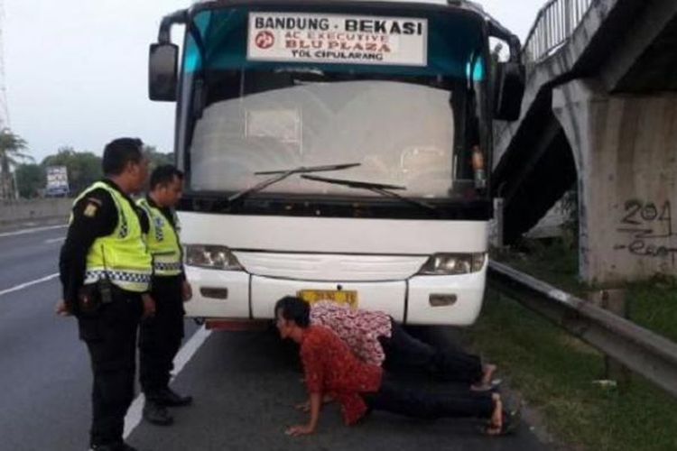 Penumpang Bus, Jangan Meminta Sopir Berhenti Di Bahu Jalan Tol!