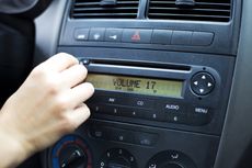 Menyoal Tafsir Polisi tentang Larangan Dengarkan Musik Saat Berkendara
