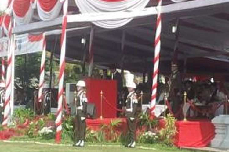 Presiden Jokowi membacakan sambutan saat Upacara Hari Pahlawan di Surabaya.
