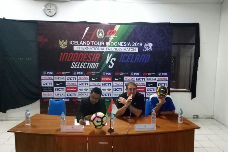 Pelatih Indonesia Selection, Robert Rene Alberts (tengah), menghadiri sesi konferensi pers seusai laga melawan Islandia, di Stadion Maguwoharjo, Sleman, Yogyakarta, Kamis (11/1/2018).
