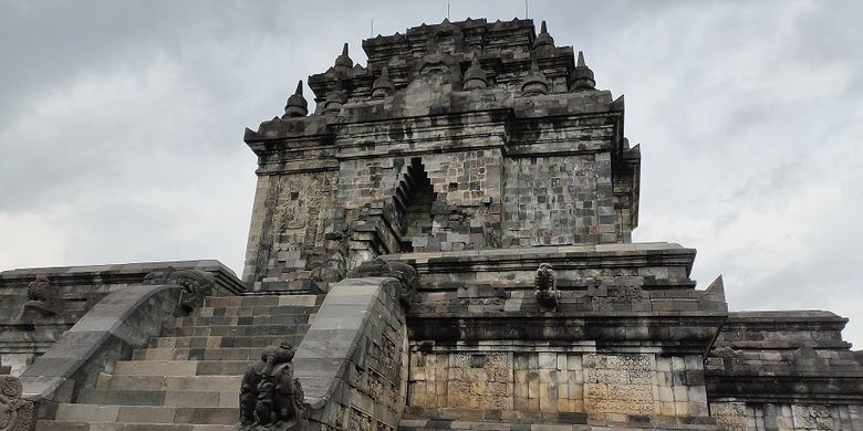 Candi Mendut yang berlokasi di Mungkid, Magelang, Jawa Tengah ternyata dulunya beratap dan memiliki dua cerita relief istimewa yang belum diketahui wisatawan.