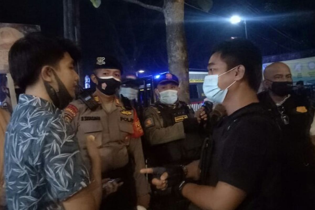 Satuan Polisi Pamong Praja (Satpol PP) Kota Tangerang Selatan menindak Kafe Kebun Latte yang berlokasi di Jalan Haji Jamat, Ciater, Serpong, Tangerang Selatan, Jumat (25/9/2020) malam. Penindakan itu dikakukan karena kafe tersebut tak mematuhi aturan yang sudah ditentukan untuk tidak melebihi 50 persen dari kapasitas.