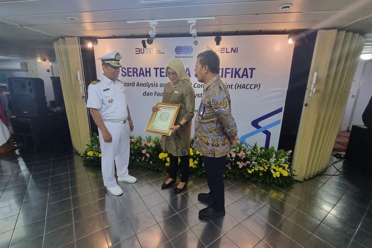 Direktur Usaha Angkutan Penumpang Pelni Nuraini Dessy menerima langsung sertifikasi Hazard Analysis Critical Control Point atau HACCP dari PT Sucofindo (Persero) di Pelabuhan Tanjung Priok, Jakarta, Jumat (3/11/2023).