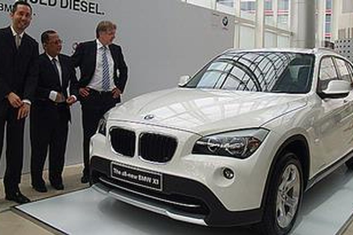 Ramesh Divyanathan (paling kiri) saat meluncurkan BMW X1 bermesin diesel