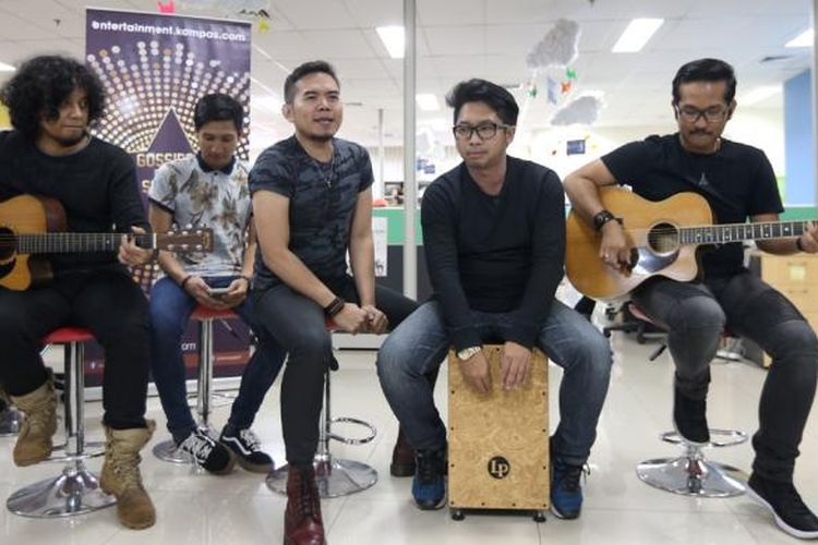 Grup band Samsons bermain akustik untuk mengenalkan single terbaru mereka yang berjudul 'I Love You' di Gedung Kompas Gramedia, Palmerah Barat, Jakarta, Senin (16/1/2017).