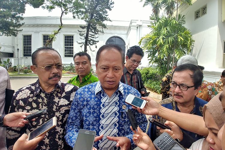 Menteri Riset dan Pendidikan Tinggi Muhammad Nasir bersama para rektor usai bertemu Jokowi di Istana Kepresidenan, Jakarta, Jumat (25/8/2017).