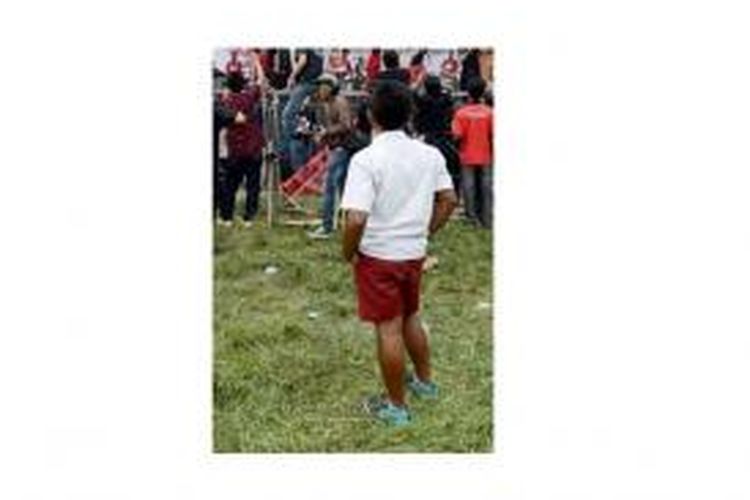 Seorang berseragam SD menonton hiburan musik dangdut seusai kampanye terbuka Partai Demokrasi Indonesia Perjuangan di Lapangan Dengung, Sleman, DI Yogyakarta, Selasa (25/3/2014).
