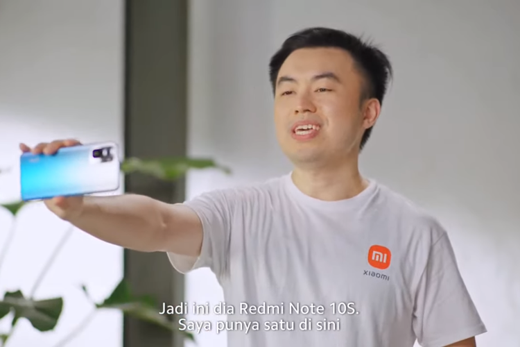 Country Director Xiaomi Indonesia Alvin Tse terlihat sedang memegang ponsel Redmi Note 10s.