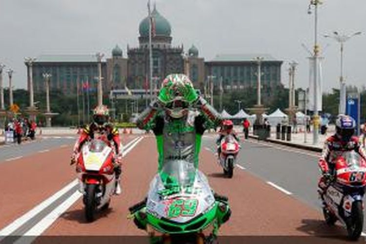 Pebalap Drive M7 Aspar asal Amerika Serikat, Nicky Hayden, mengendarai motornya di jalan Putrajaya, Rabu (22/10/2014). Kegiatan ini dilakukan jelang GP Malaysia di Sirkuit Sepang, akhir pekan ini.