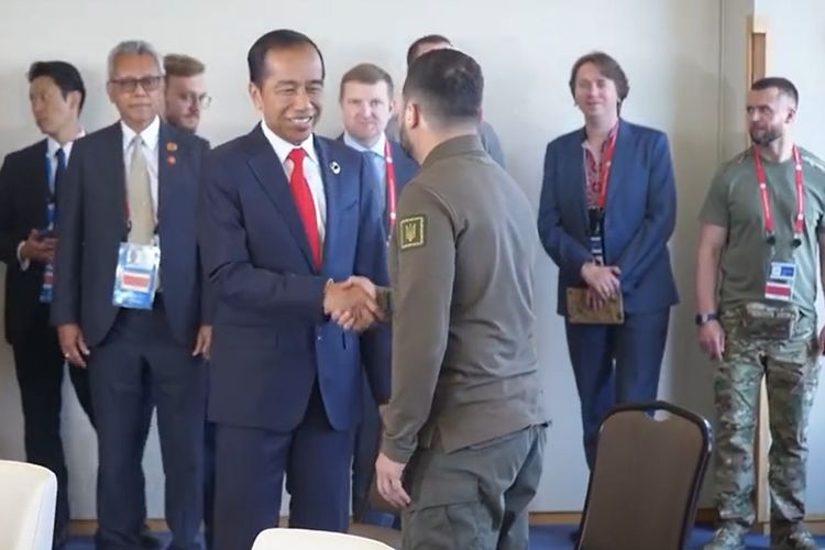 Tangkapan layar dari video pertemuan Presiden Ukraina Volodymyr Zelensky dengan Presiden Indonesia Joko Widodo saat KTT G7 di Hiroshima, Jepang. Video ini diunggah di Instagram Zelensky pada Minggu (21/5/2023).