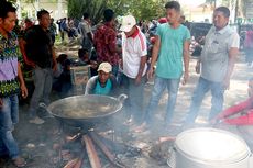 Unjuk Rasa, Nelayan Dirikan Dapur Umum di Depan Kantor PN Meulaboh