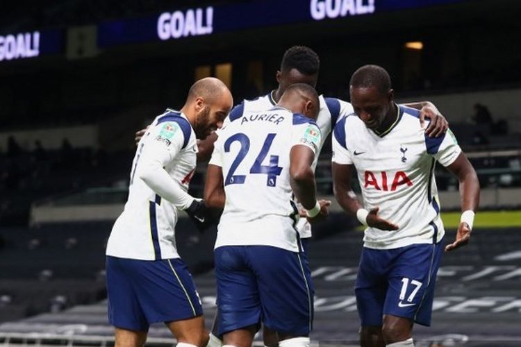 Moussa Sissoko (kanan) merayakan golnya bersama rekan satu timnya pada laga semifinal Piala Liga Inggris yang mempertemukan Tottenham vs Brentford di Tottenham Hotspur Stadium, Rabu (6/1/2021) dini hari WIB.