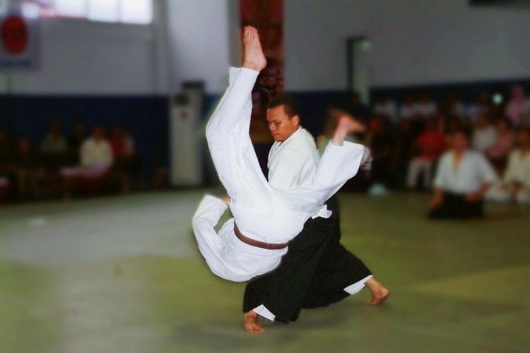 Kholiq sebelumnya aktif mengajar seni beladiri Aikido. Tak tanggung-tanggung, dia membuka enam Dojo atau perguruan.