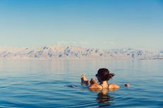 Kenapa di Laut Mati Bisa Mengapung? Simak Penjelasan Ilmiahnya