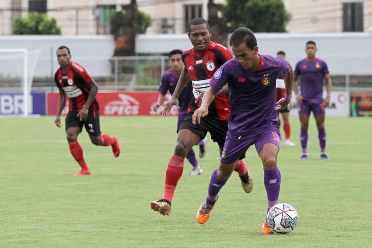 Pemain senior Persipura Jayapura Yustinus Pae menjaga ketat pemain Persik Kediri Faris Aditama saat pertandingan pekan 24 Liga 1 2021-2022 yang berakhir dengan skor 0-0 di Stadion Kompyang Sujana Denpasar, Kamis (10/2/2022) sore.