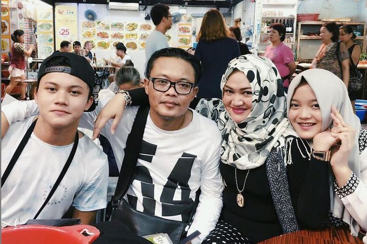 Komedian Sule bersama mantan istrinya, almarhumah Lina Jubaedah berfoto dengan kedua anaknya, Rizky Febian dan Putri Delina.