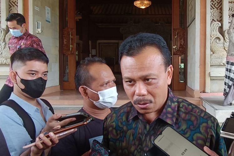 Sekertaris Daerah (Sekda) Bali, Dewa Made Indra, saat diwawancarai wartawan di Gedung DPRD Bali Senin (18/7/2022).  Kompas.com/ Yohanes Valdi Seriang Ginta