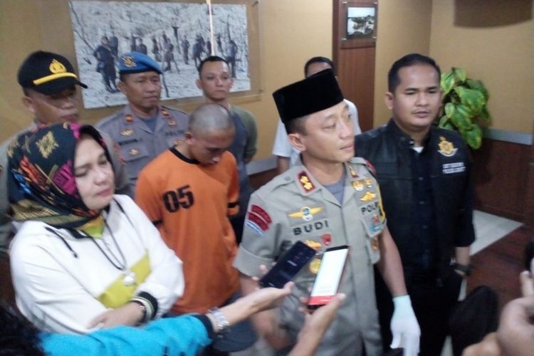 Kapolres Garut didampingi Ketua P2TP2A Garut Diah Kurniasari saat jumpa pers di Mapolres Garut, Rabu (16/5/2019) sore, saat memaparkan kasus dukun palsu yang mencabuli 20 anak di bawah umur. 