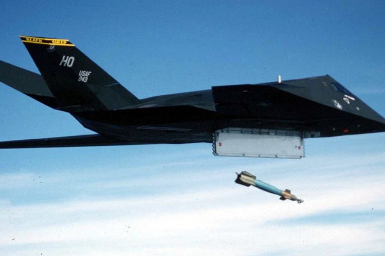 F-117 Nighthawk meluncurkan bom
