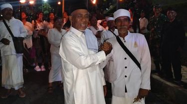 Potret Toleransi Warga Lumajang: Saat Pawai Ogoh-ogoh Beriringan dengan Shalat Tarawih