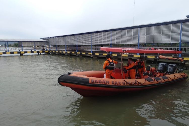 Tim SAR diberangkatkan ke sekitar batas perairan Indonesia - Malaysia untuk pencarian salah satu korban kapal karam warga Malaysia yang mengalami laka laut di perairan Batu Payung Tawau Malaysia