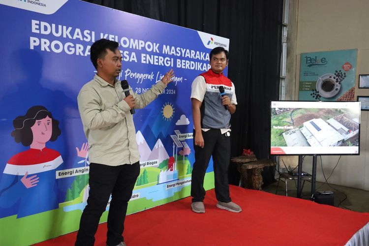 Perwakilan Pertamina NRE bersama salah satu perwakilan warga Desa Sukamaju hadir dalam acara penyerahan bantuan PLTS program DEB Pertamina di Desa Sukamaju, Kecamatan Ulubelu, Kabupaten Tanggamus, Lampung, Kamis (28/11/2024). 