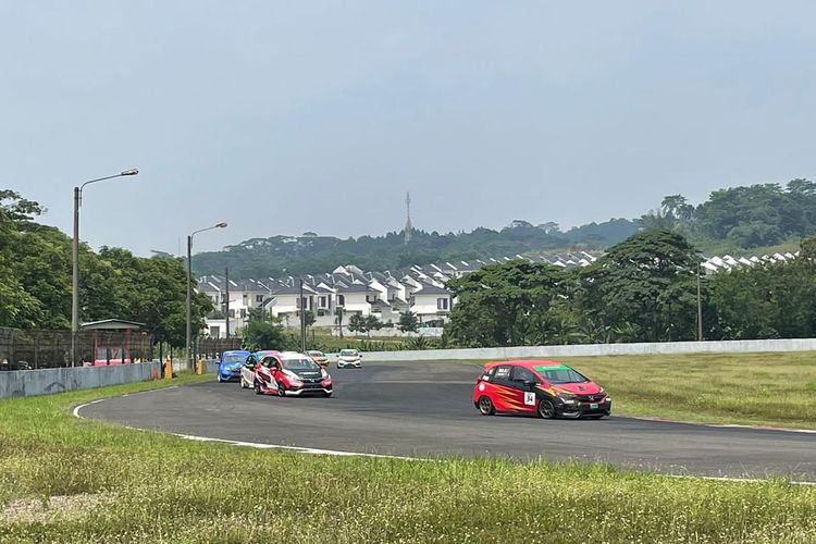 Ilustrasi mobil balap di Sirkuit Sentul pada ISSOM Round 4 (17/10/2021).