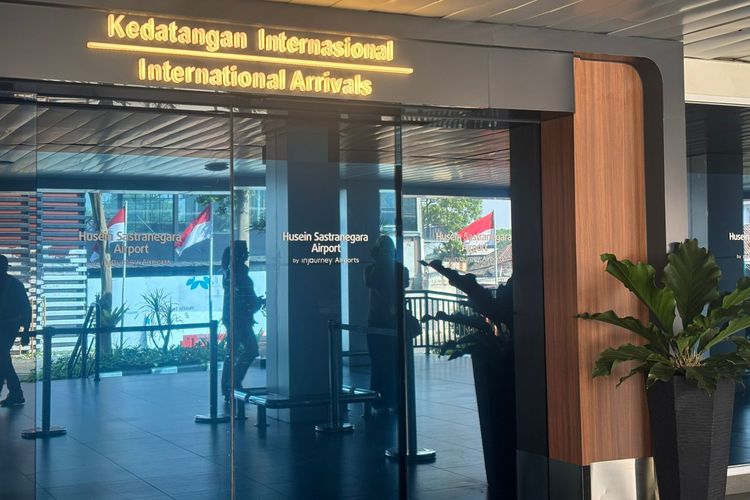 Bandara Husein Sastranegara Ditutup akibat Abu Vulkanik Gunung Anak Krakatau