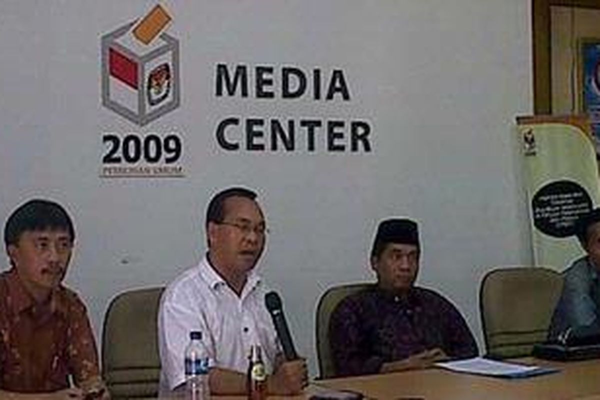 Jumpa pers sejumlah LSM tentang keberadaan lembaga donor asing di Indonesia, Senin (18/4/2011), di Kantor KPU, Jakarta.