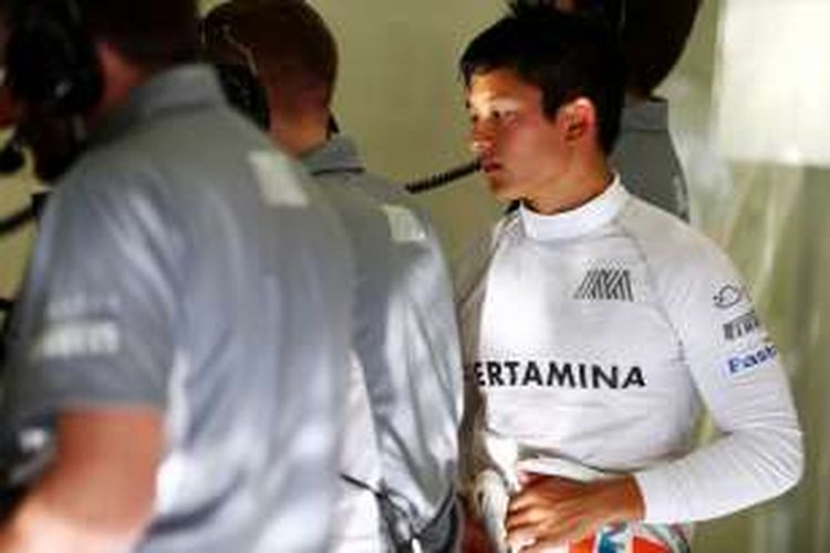 Pebalap Manor Racing asal Indonesia, Rio Haryanto (kanan), berada di paddock pada sesi kualifikasi GP Bahrain di Sirkuit Internasional Bahrain, Sabtu (2/4/2016).