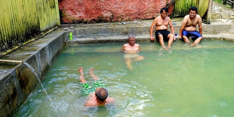 Pengunjung berendam di kolam umum pemandian air panas Gunung Pancar, Bogor, Rabu (13/4/2016). Untuk masuk ke obyek wisata alam ini, pengunjung membayar biaya masuk Rp 5.000 per orang.
