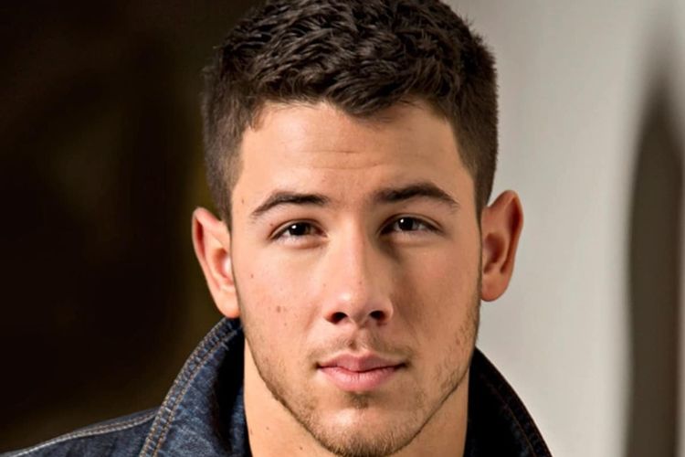 Nick Jonas, gaya rambut pria yang cocok untuk pemilik wajah berbentuk hati