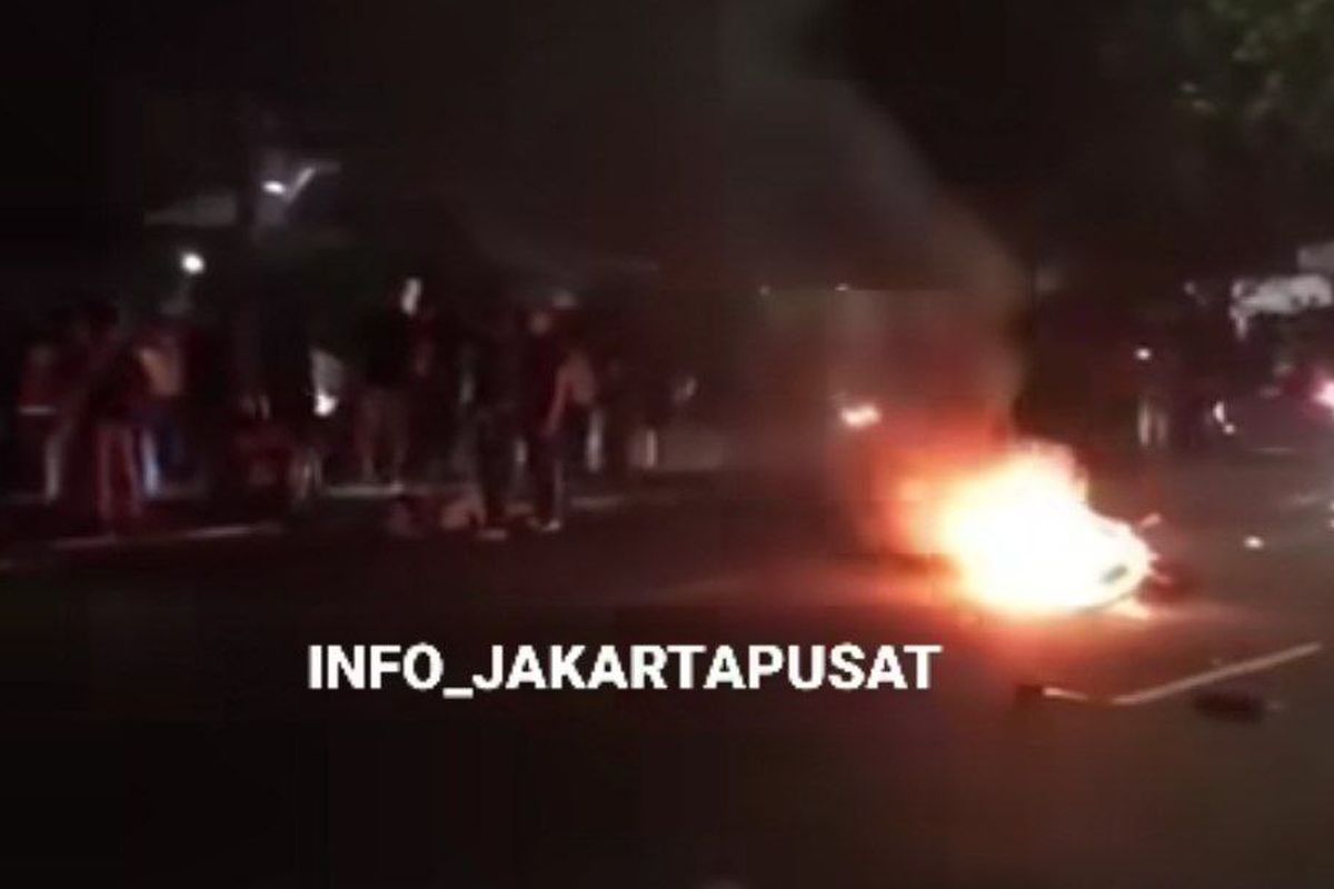 Sepeda motor diduga terbakar usai terlibat kecelakaan di Jalan HBR Motik, Kemayoran, Jakarta Pusat pada Minggu (30/7/2023) dini hari. (Sumber: Instagram @info_jakartapusat)