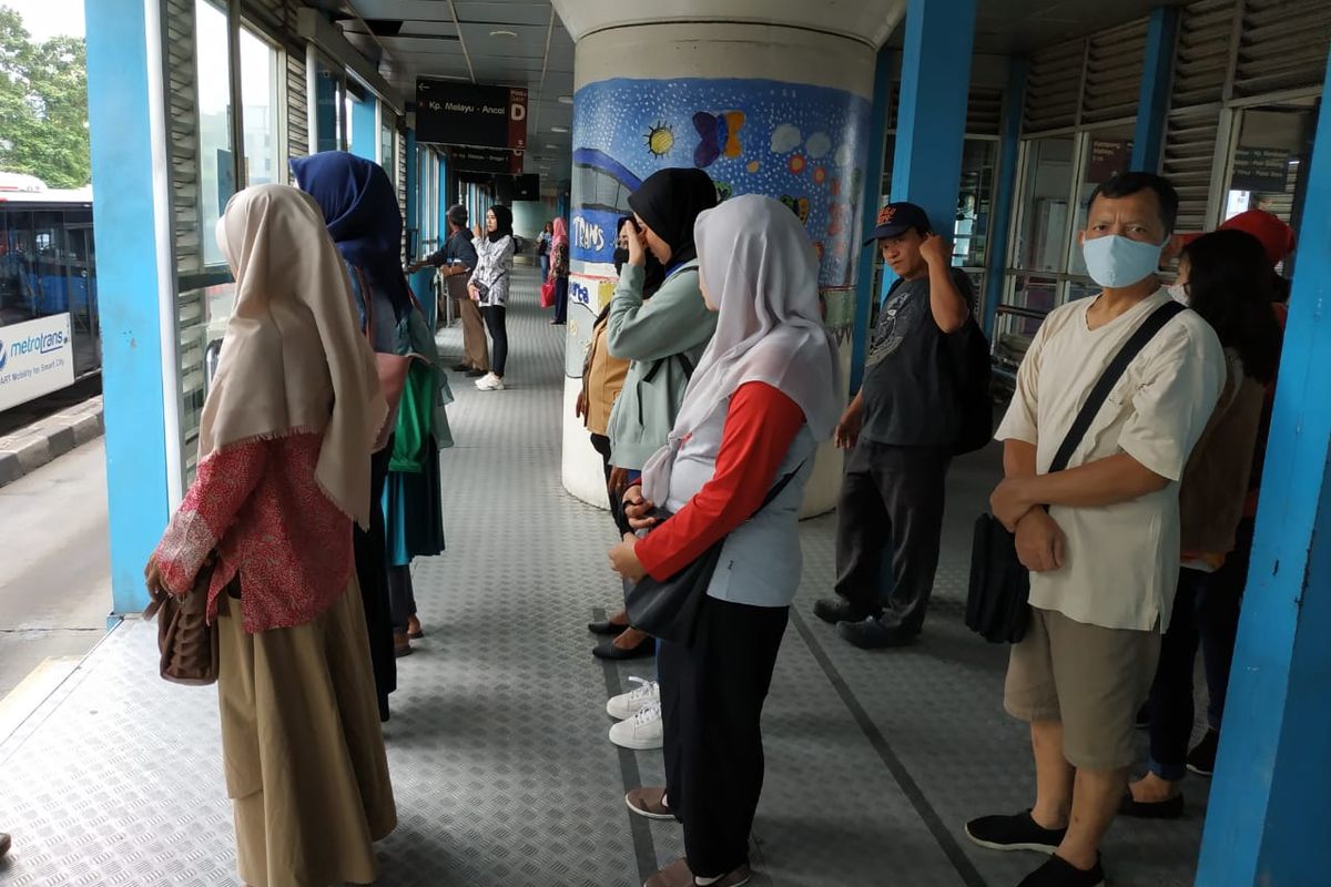 Halte TransJakarta Terminal Kampung Melayu, perbatasan Koridor 5 dan 7
